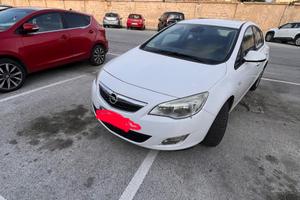 Auto opel astra j berlina