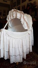 Culla in vimini e cotone ricamato/pizzo