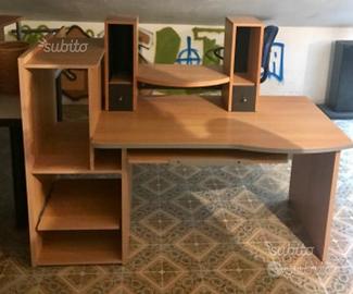 Scrivania per cameretta con portacomputer