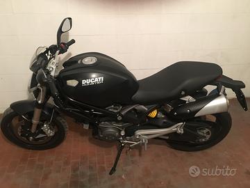 Moto Ducati Monster 696