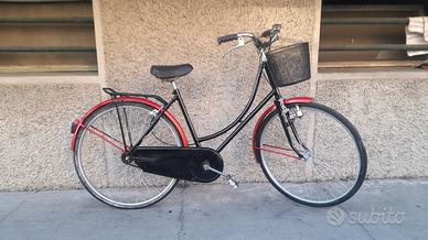 donna ragazza 26 con cestino pronta all'uso 