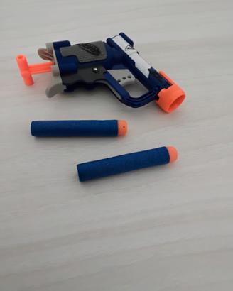 Pistola giocattolo con dardi