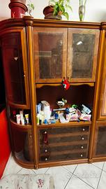 Elegante Soggiorno Classico in legno.