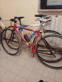 bicicletta da corsa in alluminio