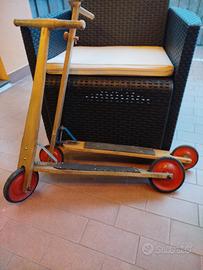 Monopattini in legno d'epoca 