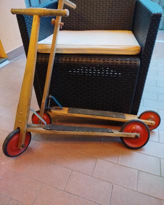 Monopattini in legno d'epoca 