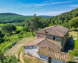 Tipico casale toscano in posizione isolata