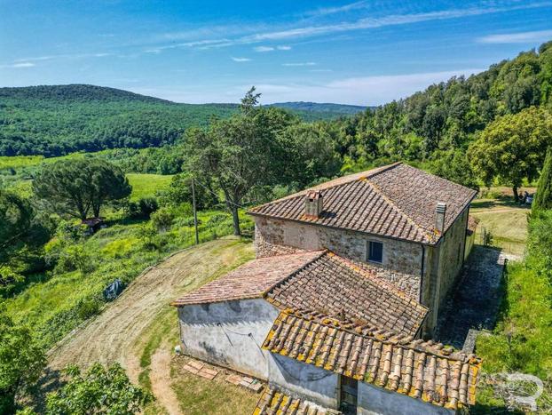 Tipico casale toscano in posizione isolata