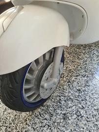 Vespa Piaggio giocattolo elettrica con caricabatt