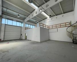 Due porzioni di capannone industriale adiacenti
