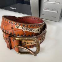 Cintura in pelle martellata e inserti