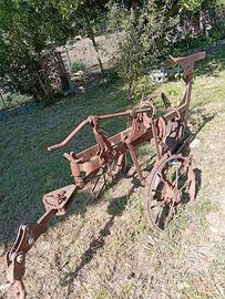 Antico Aratro in Ferro d'Epoca da Giardino