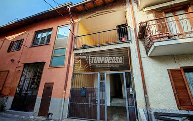 CADORAGO: Porzione di casa con terrazzo