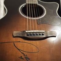 Chitarra Ibanez autografata da Rose Villain 2025