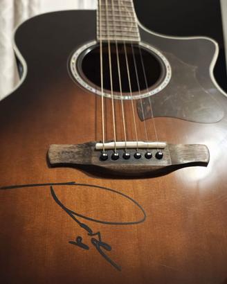 Chitarra Ibanez autografata da Rose Villain 2025