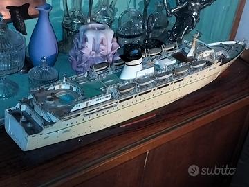 modello in metallo della nave Petrarca