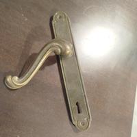 vecchia maniglia in ottone 
