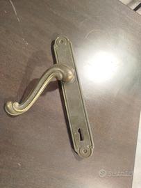 vecchia maniglia in ottone 