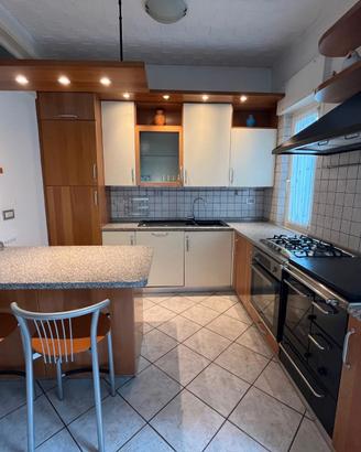 Cucina completa con penisola