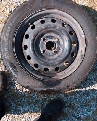 pneumatici su cerchio 185/60r15