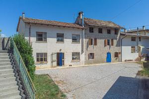 CASA CON RUSTICO E AMPIO SCOPERTO