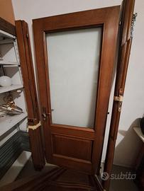 porta con serramenti 