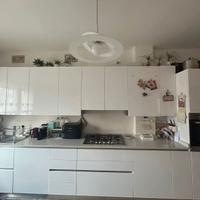 Cucina moderna bianca lucida con elettrodomestici