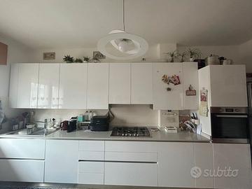 Cucina moderna bianca lucida con elettrodomestici