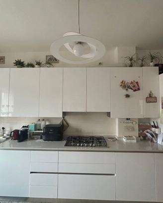 Cucina moderna bianca lucida con elettrodomestici