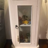 Comodino con vetro bianco