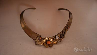 Girocollo rigido vintage in ottone