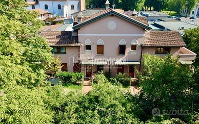 Bilocale con terrazzo, doppio balcone e posti auto