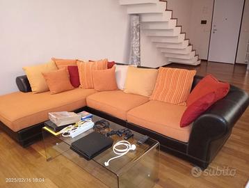 Divano con penisola in pelle e tessuto.