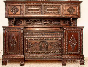 Sala da pranzo in stile sardo intagliata a mano