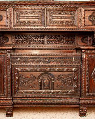 Sala da pranzo in stile sardo intagliata a mano