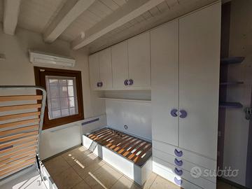 Due letti singoli contenitori con armadio