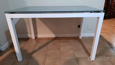 Tavolo 120x80 allung.P/vetro con 4 sedie bianche