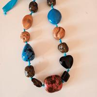 pietre dure colorate in girocollo regolabile