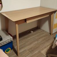 Scrivania con cassetto