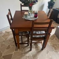 Tavolo con 6 sedie e credenza