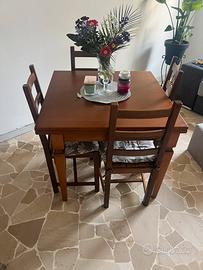 Tavolo con 6 sedie e credenza