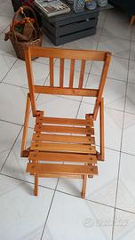 Piccola sedia vintage in legno.