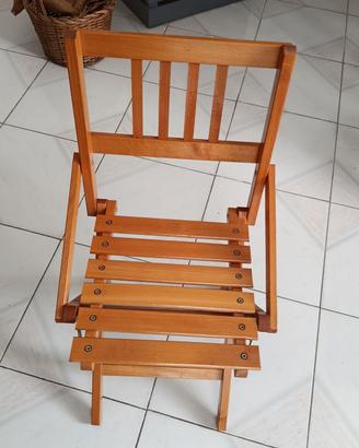 Piccola sedia vintage in legno.
