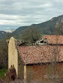 Terreno con annesso rustico in pietra coke