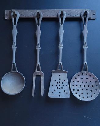 Set di utensili da cucina/camino vintage in ghisa