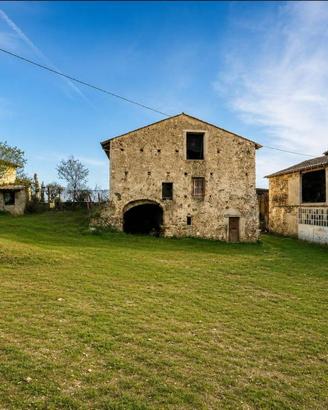 Rustico / Casale di 1509 m² con più di 5 locali e 