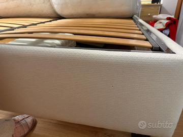 Letto matrimoniale e due comodini