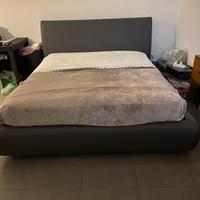 Letto matrimoniale nero con doghe in legno