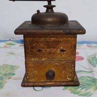 Macinacaffè in legno vintage