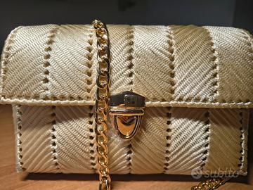 Realizzo pochette interamente realizzata a mano